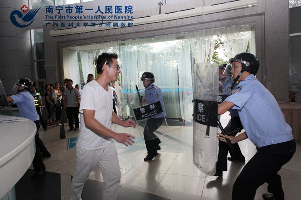 南宁市第一人民医院开展2017年突发事件应急综合演练恐袭事件应急处置现场.jpg