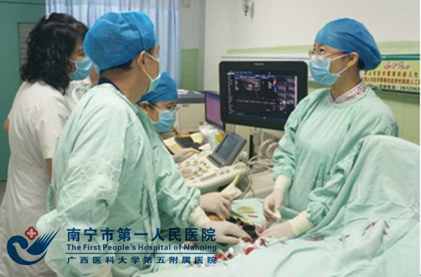 手术操作中.jpg