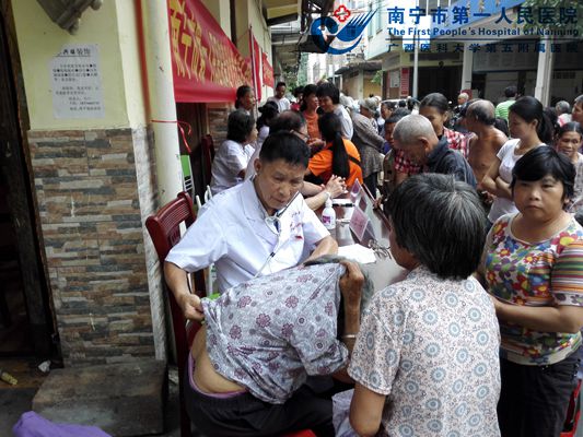 退休老党员老专家朱栋才给农民听诊.jpg