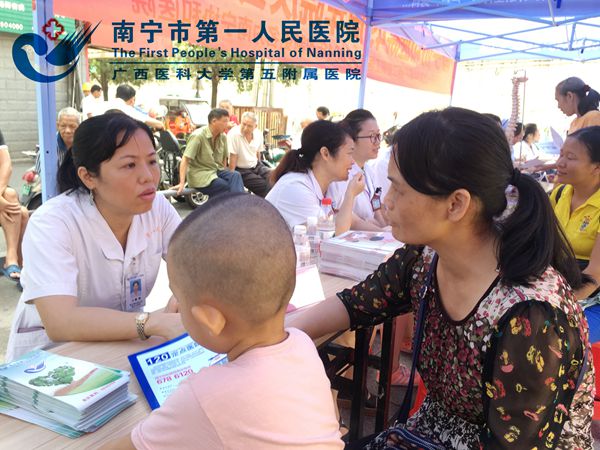 专家为群众答疑.jpg
