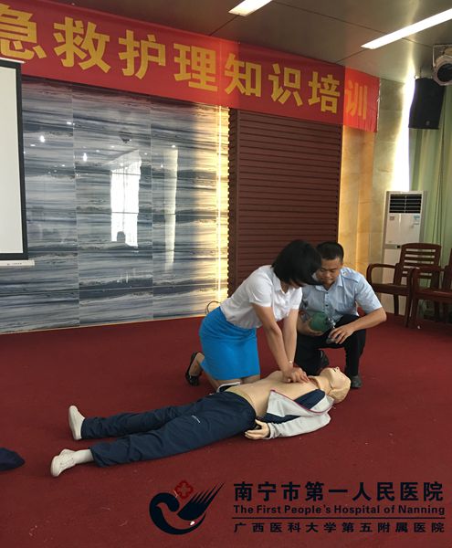 图为企业员工亲自模拟现场操作.jpg