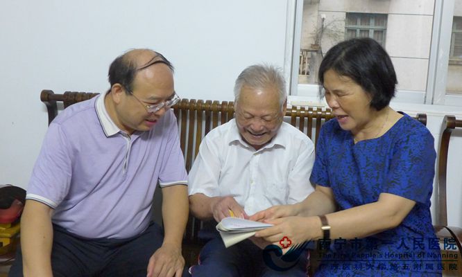 院领导给邓老送党员学习资料和生日慰问卡.jpg