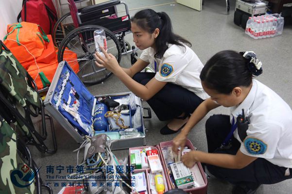 1.图为医务人员在现场再次检查应急药品.jpg