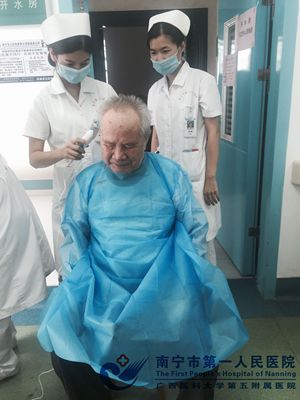 2.护士在为老人理发2.jpg