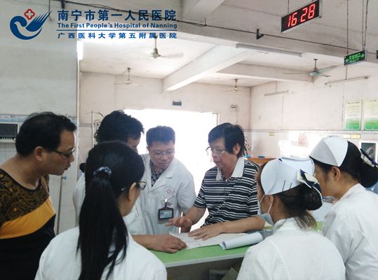 2017-6-8市一医院心电图梁晓和主任在南阳中心卫生院介绍医联体心电远程诊断.jpg