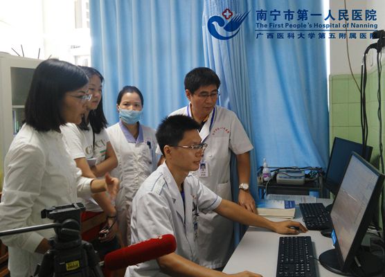 南宁电视台记者采访市一医联体远程心电诊断中心.jpg