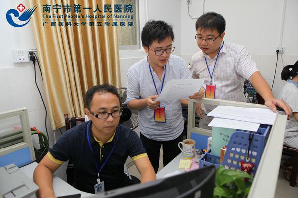 督察组查看资料1.jpg
