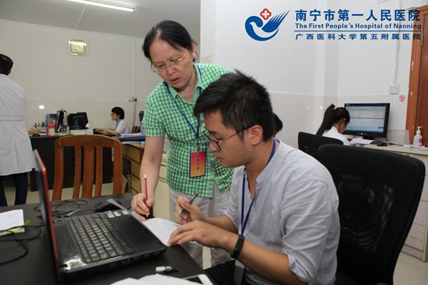 督察组查看资料2.jpg
