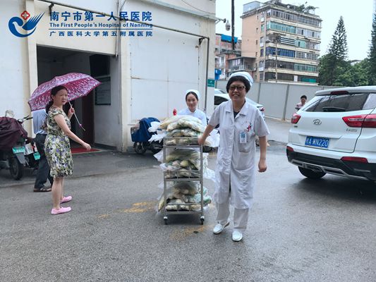 2.南宁市第一人民医院医护人员自发购买爱心玉米帮助马山农民摆脱困境 妇科护士长将购买好了玉米拉回科室.jpg