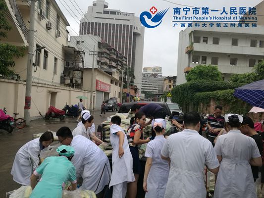 3.南宁市第一人民医院医护人员自发购买爱心玉米帮助马山农民摆脱困境现场.jpg