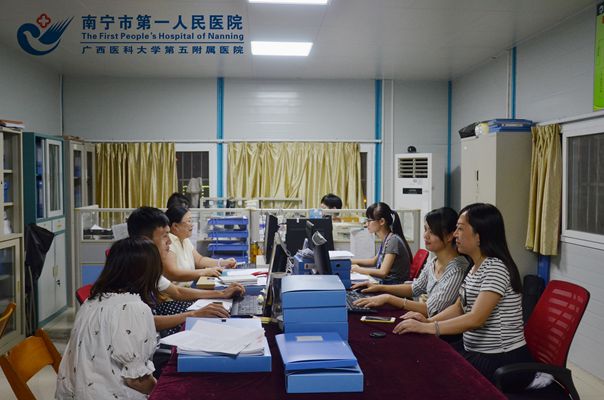 图为唐副院长陪同各行政职能部门人员加班.jpg