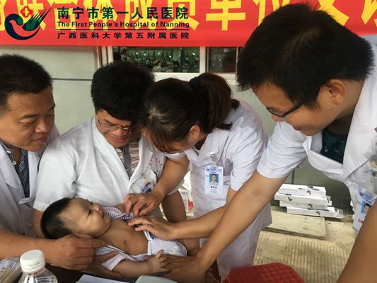 专家们为幼儿查看身体情况.jpg