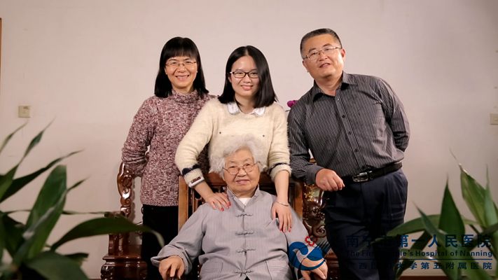 林珏瑛幸福和睦的一家.jpg