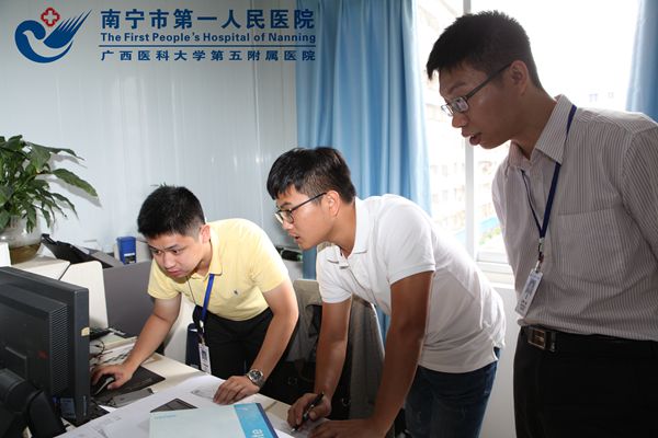 3.现场查看资料2.jpg
