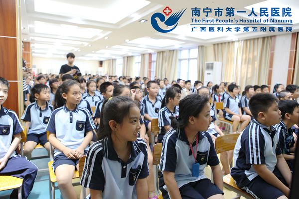 2.孩子们认真听课.jpg