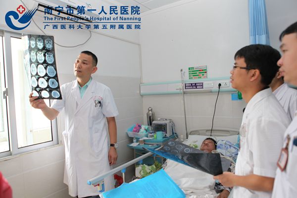 神经外科专家对马山县人民医院疑难病例进行了查房、指导诊治.jpg