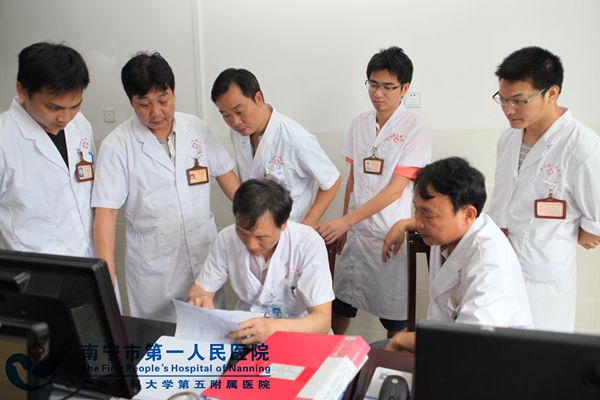 胃肠外科专家对马山县人民医院疑难病例进行了查房、指导诊治。.jpg