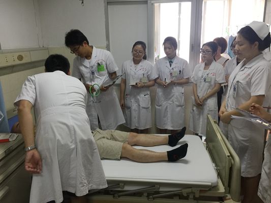 1.图为查房现场.jpg