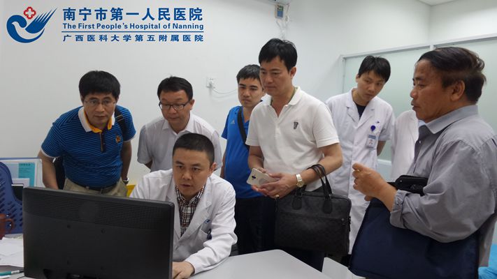 2017-5-23市一医院参观学习组在上海龙华医院参观门诊病历系统.jpg
