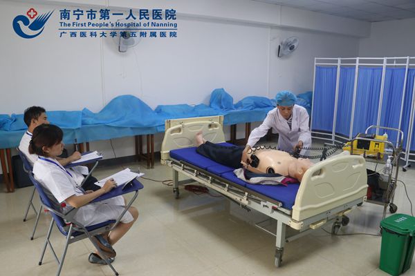 考试进行电除颤术考核.jpg