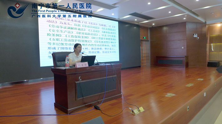 2.图为广西区总工会干部学校副校长、高级讲师何华英及区总干校高级讲师刘素华授课.jpg