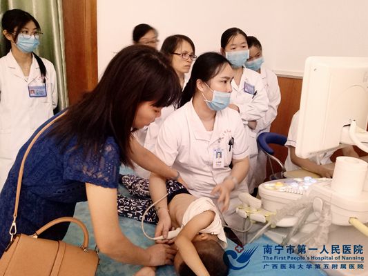 3.市一医院超声科韦舒静主任指导武鸣区妇幼保健院超声医生做检查.jpg