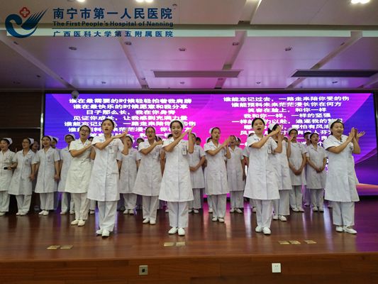 新护士进行礼仪风采展示.jpg