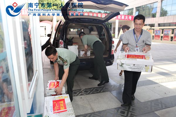 南宁市第一人民医院到解放军三0三医院送去慰问品.jpg