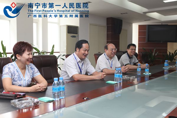 南宁市第一人民医院领导与解放军三0三医院领导亲切交谈.jpg