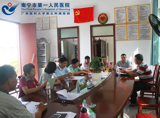 2.图为医疗管理支部与上林县明亮镇甘六村党支部交流党建经验.jpg