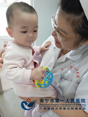 1.护士姐姐给小朋友送礼物.jpg