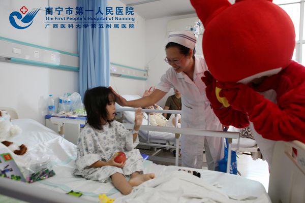 2.周护长给小朋友送礼物.jpg