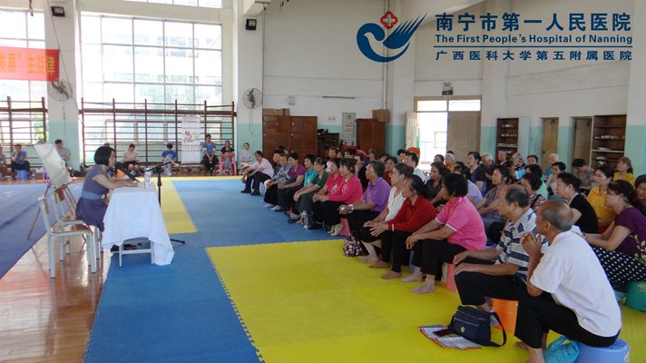 1.图为主任给老人们授课.jpg