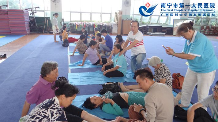 图为医务人员给老人们临时诊治_.jpg