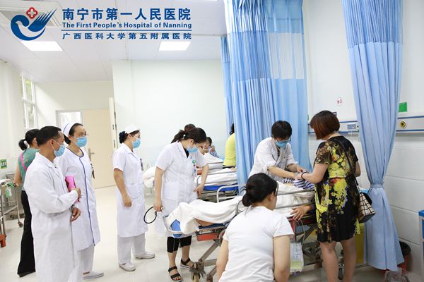 市一专家组:重症医学科刘凤鸣主任、呼吸内科黄天霞主任、儿科何克茜主任查房.jpg