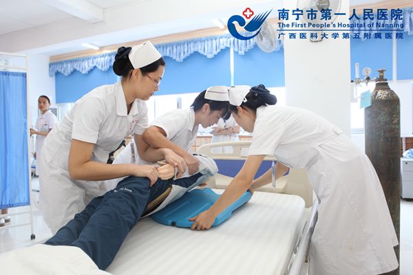 参赛选手进行3人为一小组CPR考核.jpg