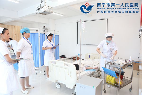 选手进行静脉输液考试.jpg