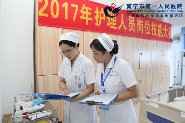 选手进行静脉输液考试2.jpg