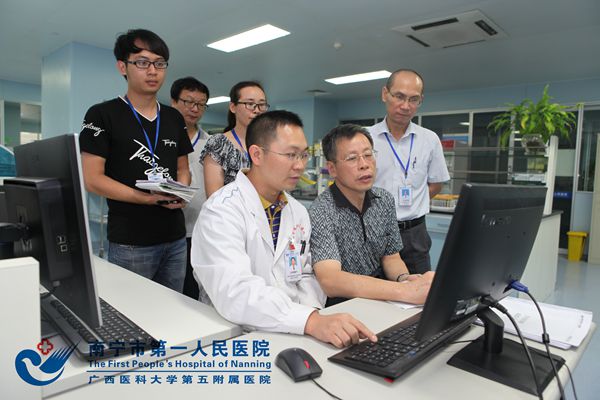3.南宁市第一人民医院迎接市卫计委“进一步改善医疗服务行动计划”督导组到检验科指导工作.jpg