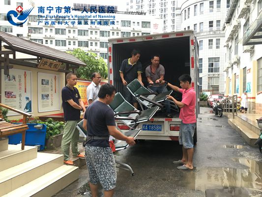 1.昆仑镇卫生院杨大权院长与李有西院长到我院拉物资.jpg