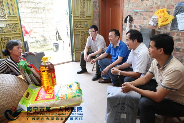 2、到贫困户家中进行慰问活动.jpg