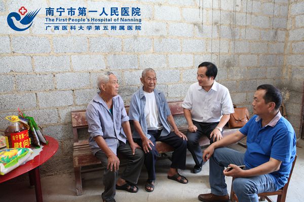 3、到部分老党员家中进行慰问活动.jpg