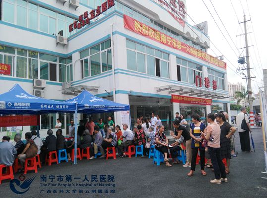 1.市一院专家到广济高峰义诊现场.jpg