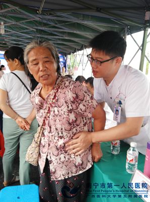 2.市一骨科蒋国华医生为居民检查腰骨.jpg