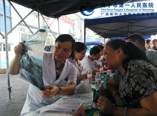 3.市一耳鼻喉李趣医生为患者讲解病情.jpg