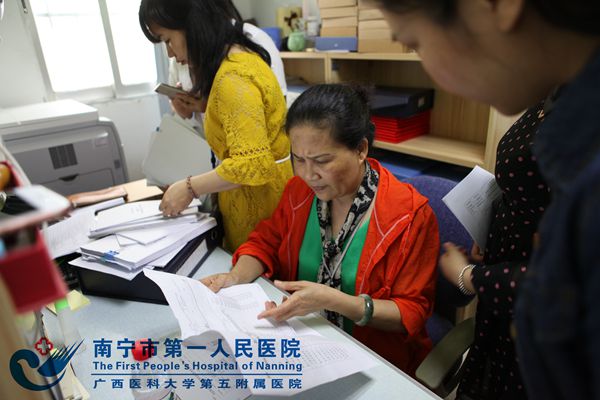 2、图为南宁市第一人民医院综合档案室实地参观.jpg