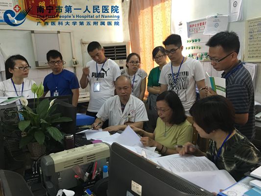 2、李家萱主任在临床科室进行访谈.jpg