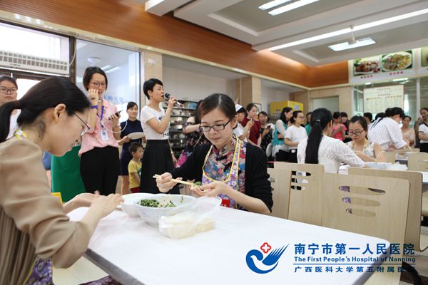 2、包饺子现场.jpg
