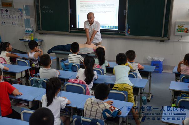 图1为李泽克主任在为同学们演示如何进行心肺复苏.jpg