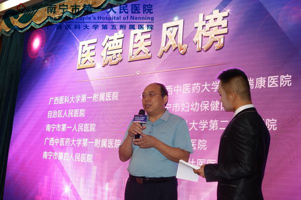 接受现场采访.jpg